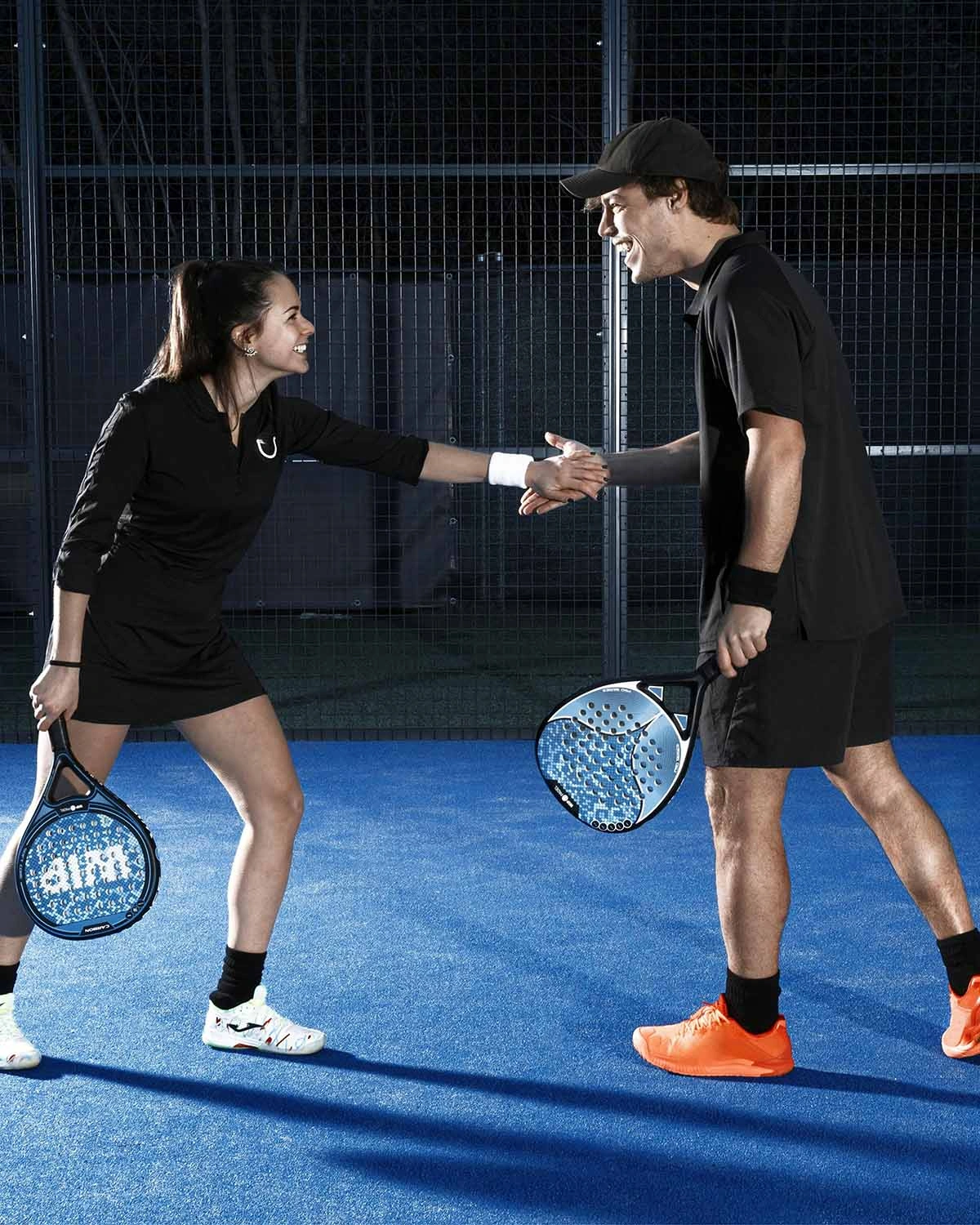 Padel-Doppel im intensiven Ballwechsel auf Indoor-Court
