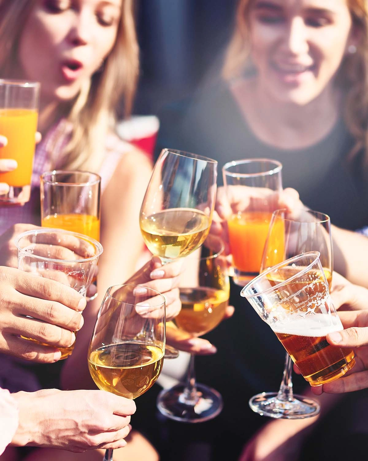 Freunde stoßen nach dem Padelspielen mit Getränken an