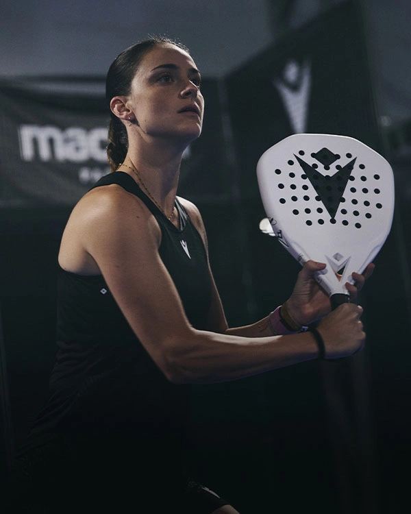 Frau spielt Padeltennis mit Macron Schläger